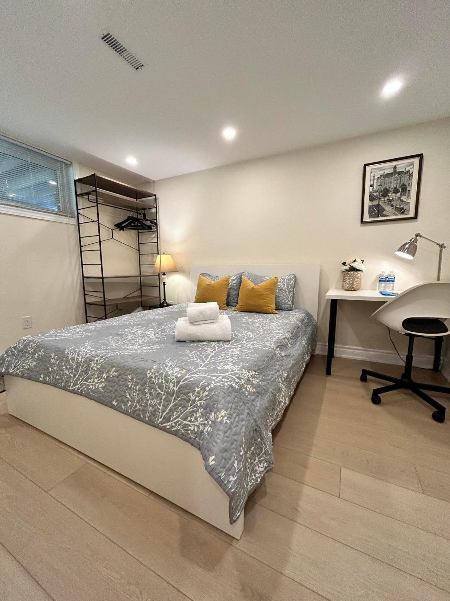 Brand New Lower Home With Exclusive Bathroom تورونتو المظهر الخارجي الصورة