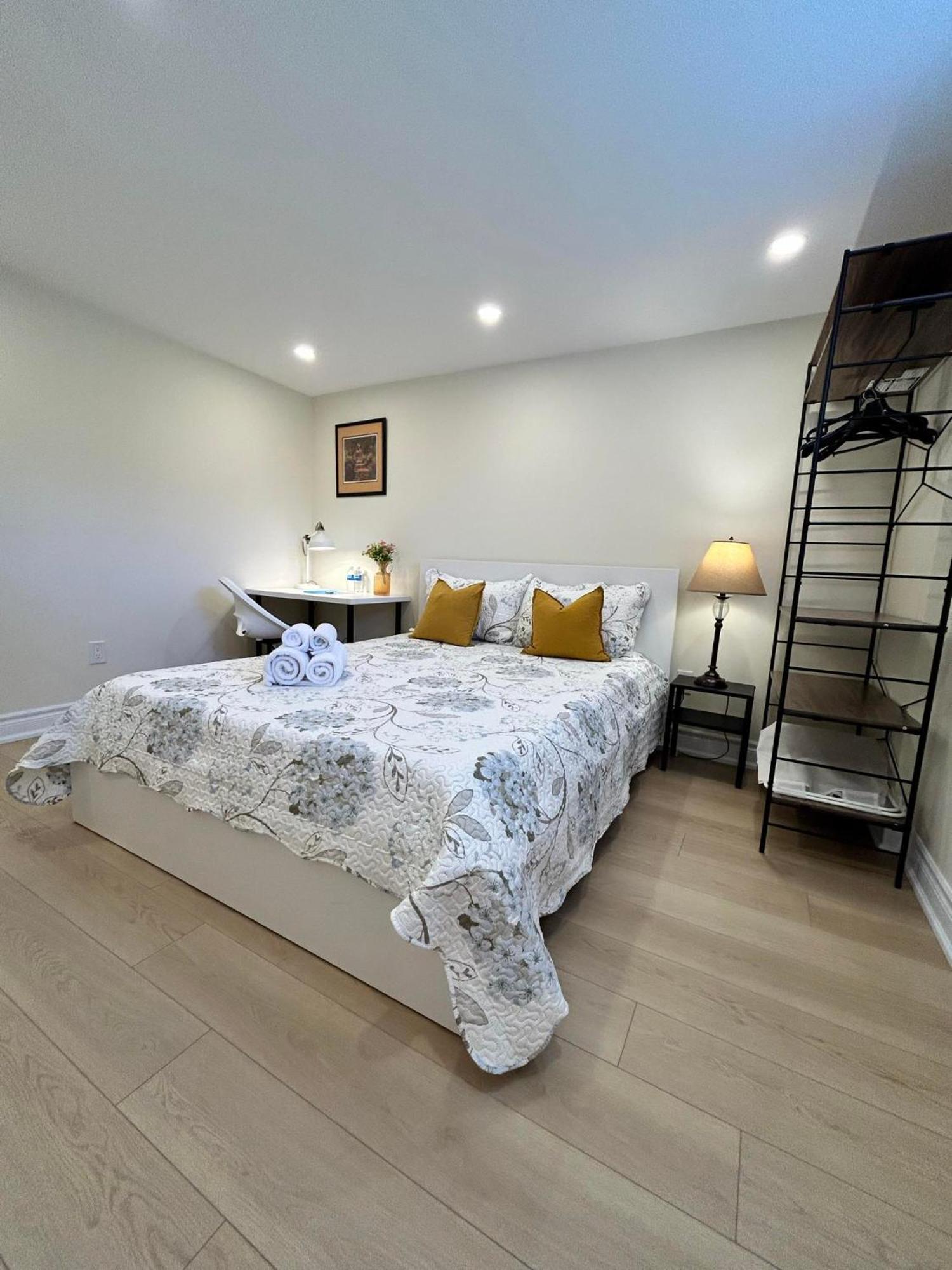 Brand New Lower Home With Exclusive Bathroom تورونتو المظهر الخارجي الصورة